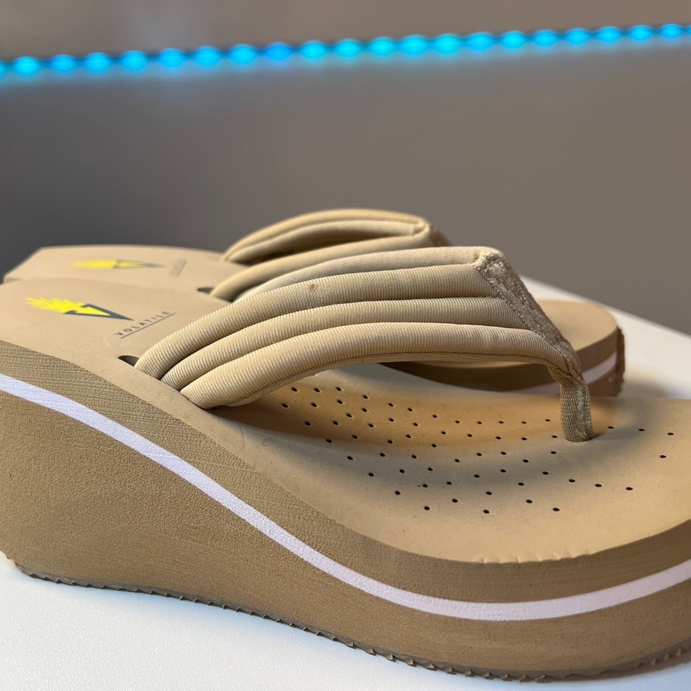 Women’s Volatile Tan Platform Flip Flops Sandals Size 7 - Picture 3 of 7